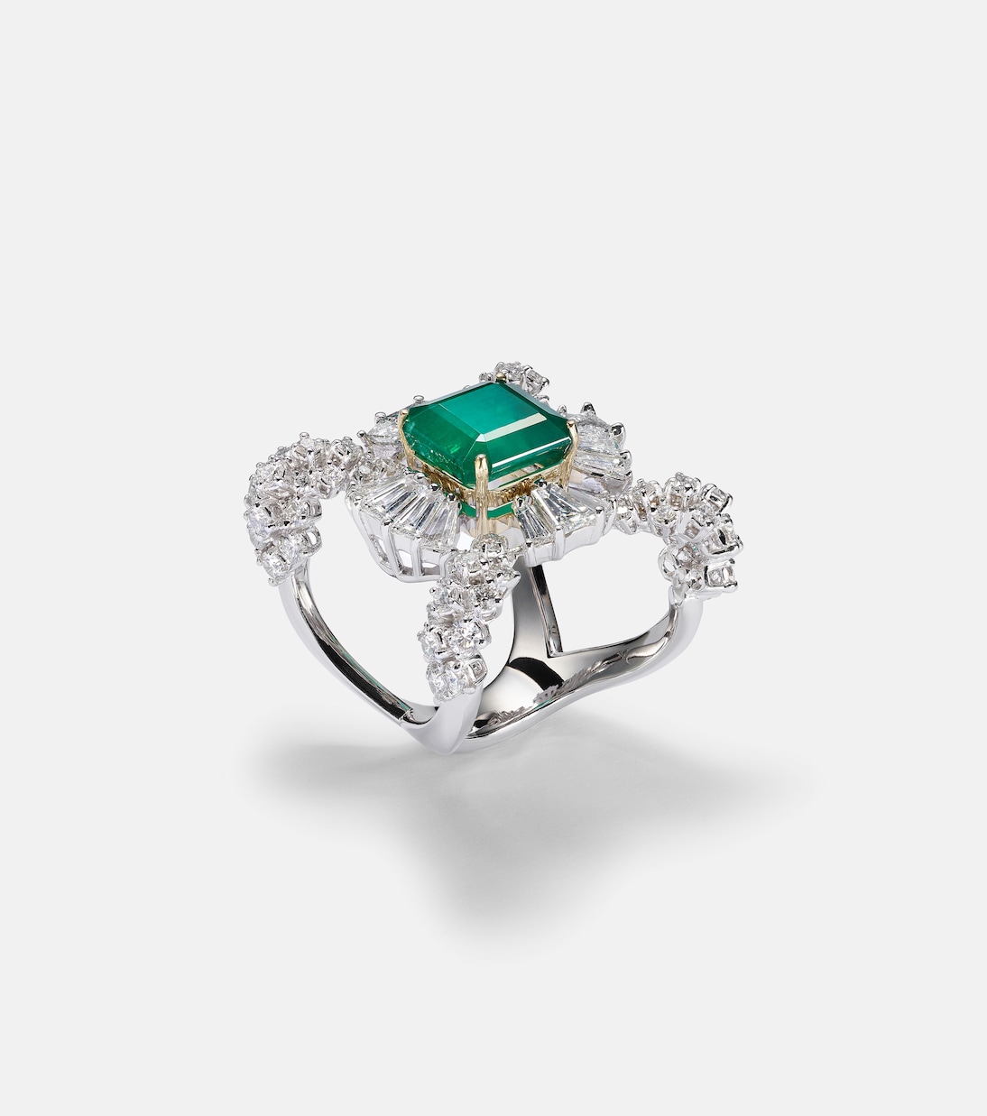 Reign Supreme 18kt white gold ring with emerald and diamonds | Yeprem
