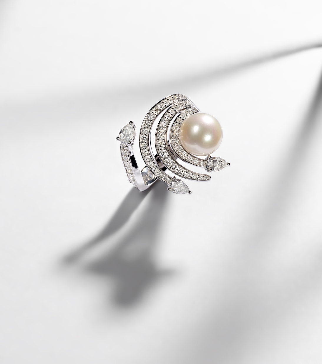Pearlescent 18kt white gold ring with diamonds and pearl | Yeprem