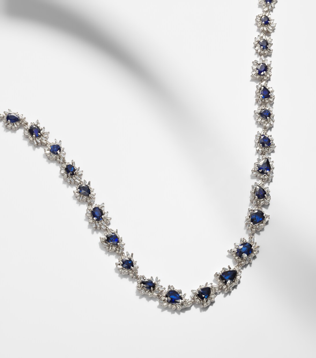 Halskette aus 18kt Weißgold mit Diamanten und Saphiren | Suzanne Kalan