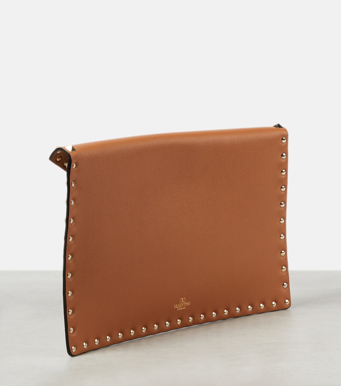 Rockstud Large leather-trimmed raffia clutch | Valentino Garavani