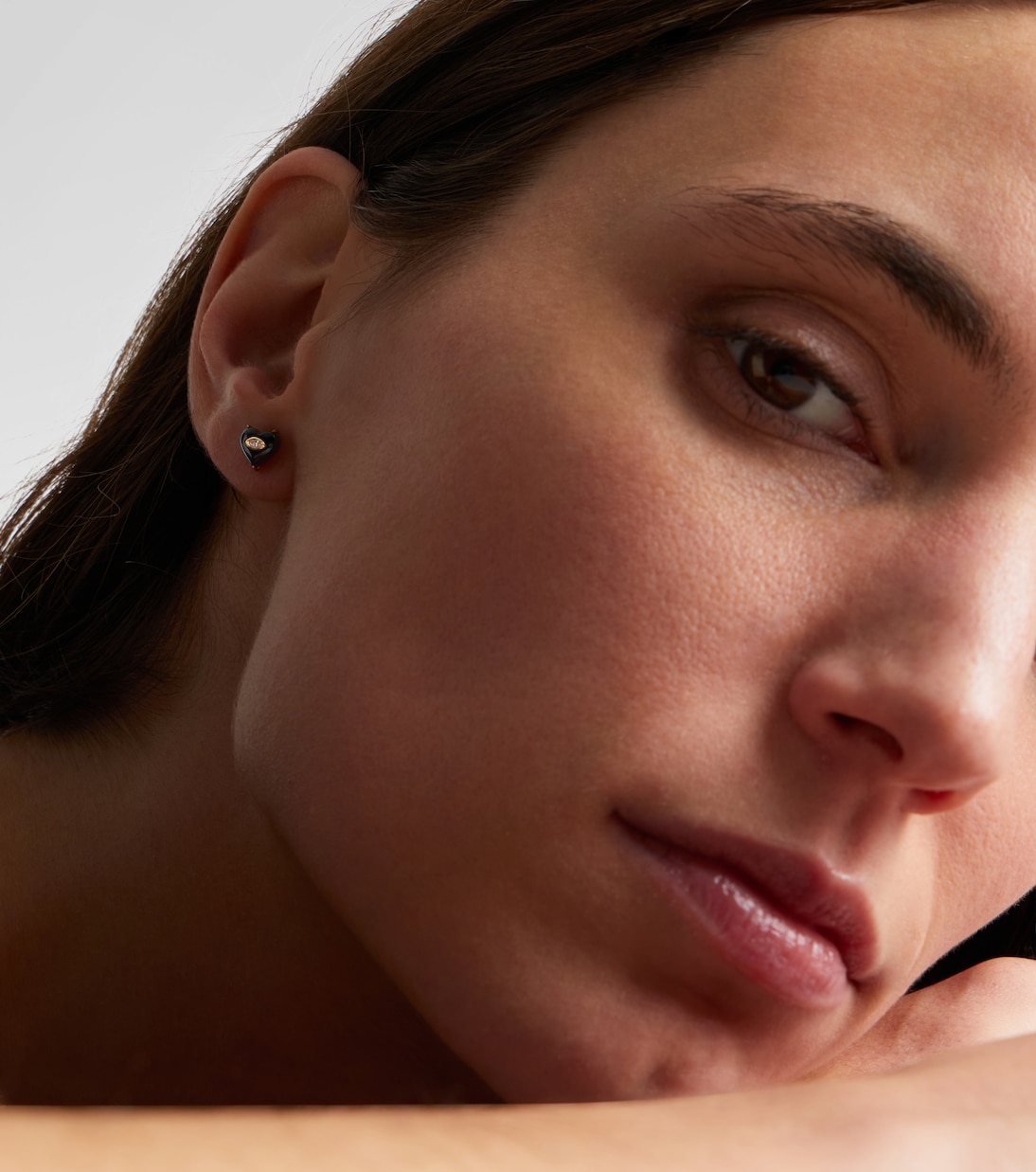 Ohrringe aus 14kt Gelbgold (585/1000) mit Diamanten und Onyx | Sydney Evan