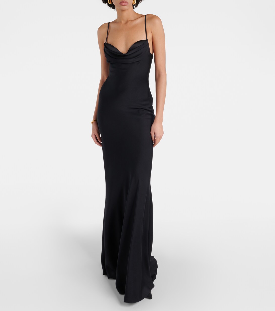 Vestido de Seda McQueen: Elegancia Juvenil
