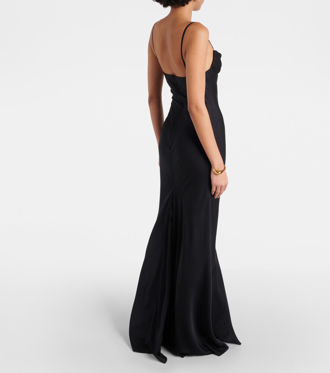 Vestido de Seda McQueen: Elegancia Juvenil