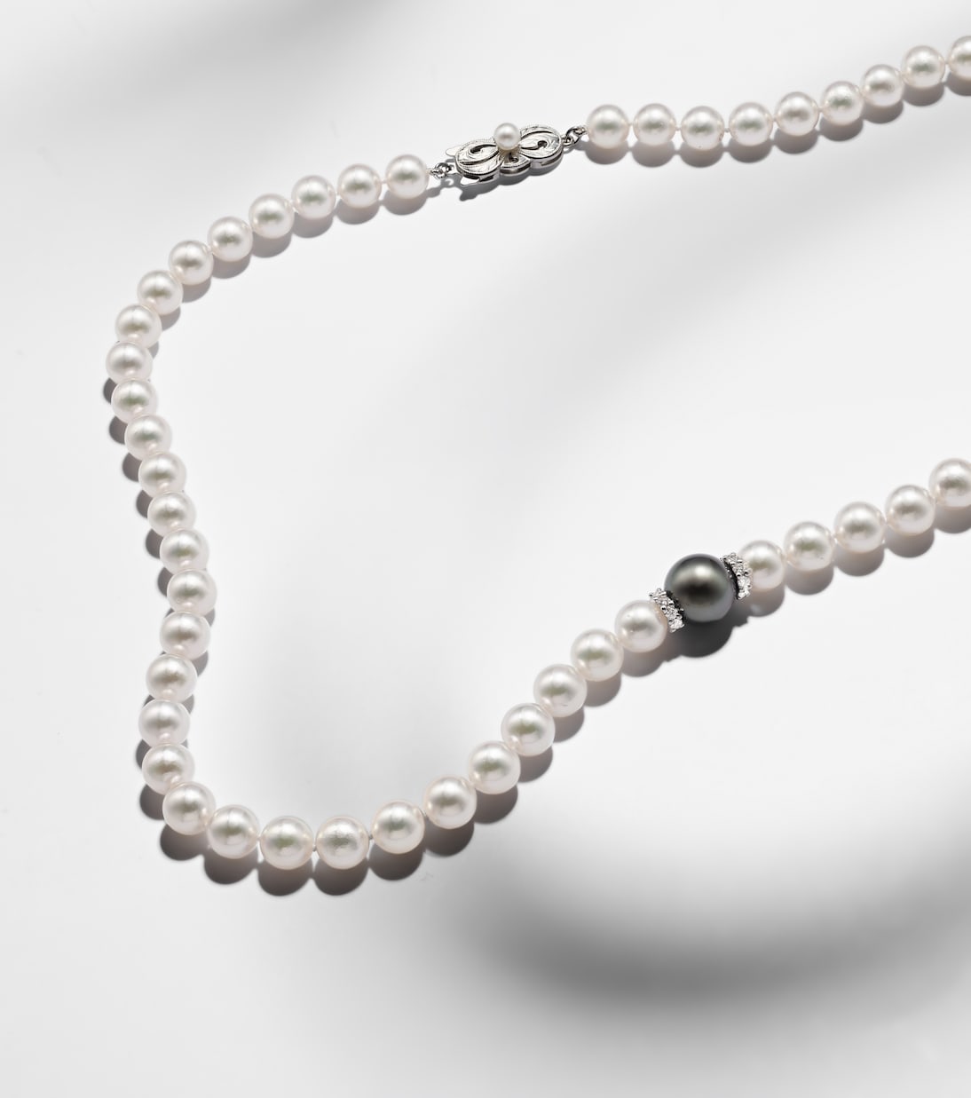 18kt gold necklace with pearls and diamonds | Mikimoto