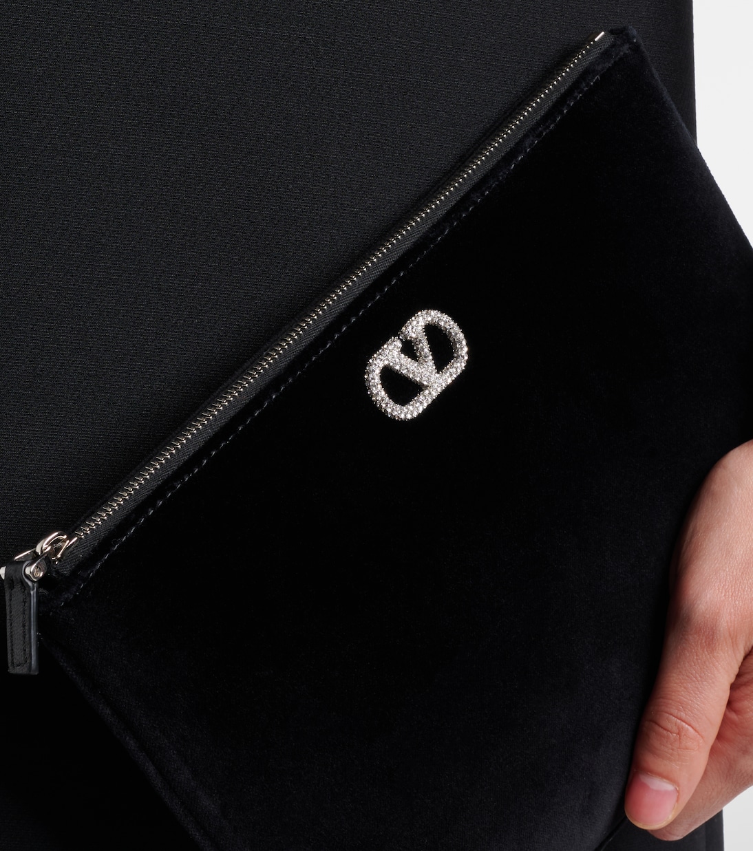 Clutch VLogo aus Samt mit Kristallen | Valentino Garavani