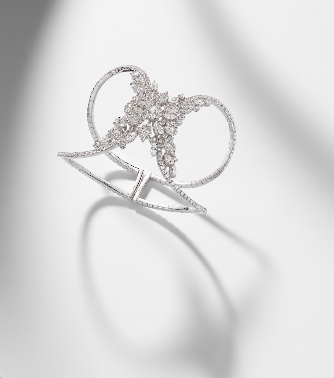 18kt white gold (750/1000) bracelet with diamonds | Yeprem