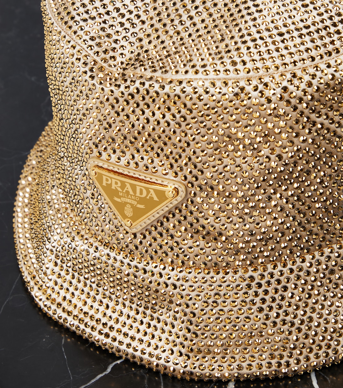 Cappello a secchiello PRADA in raso con decorazioni cristalline per stile giovane e raffinato