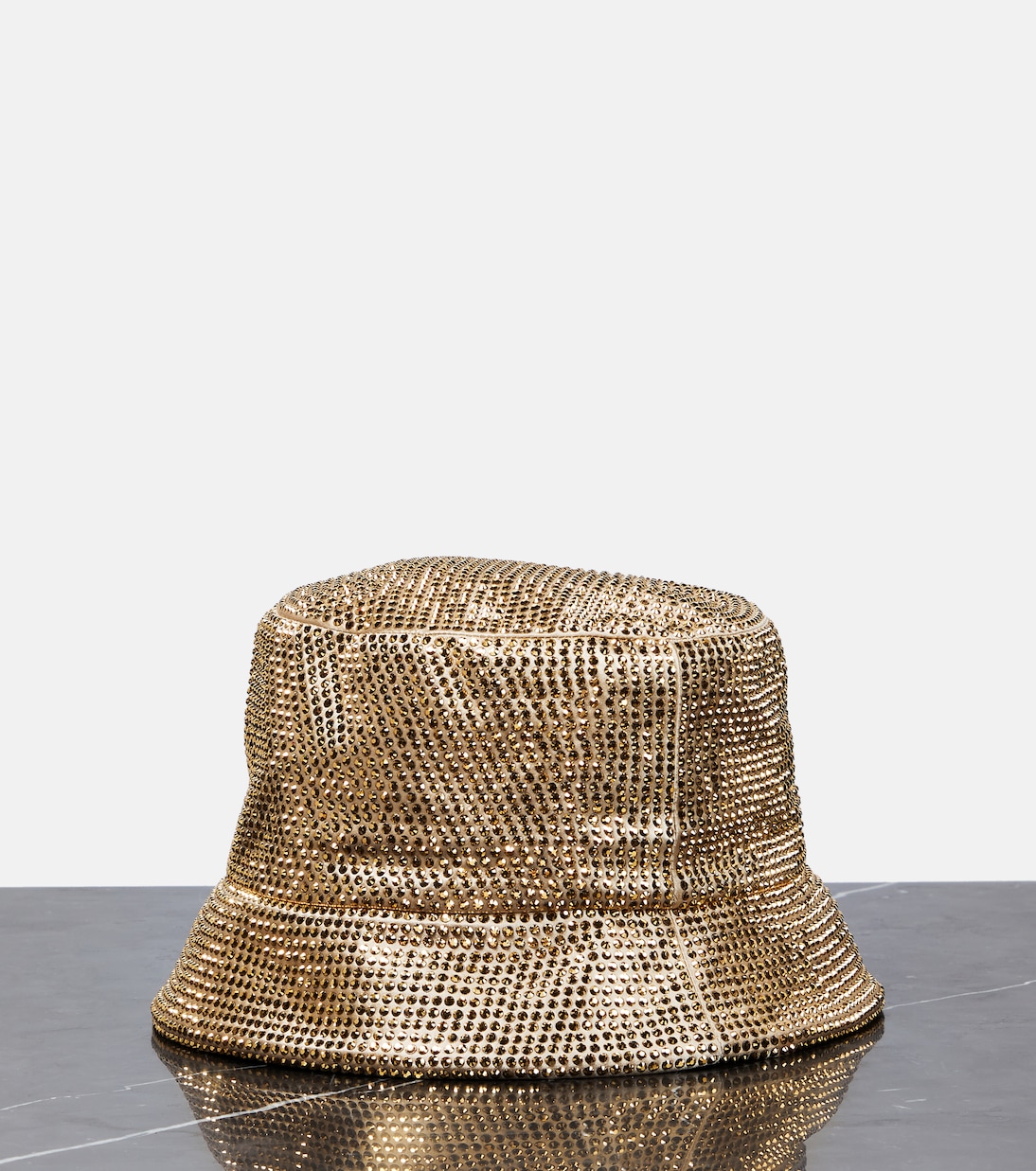 Cappello a secchiello PRADA in raso con decorazioni cristalline per stile giovane e raffinato