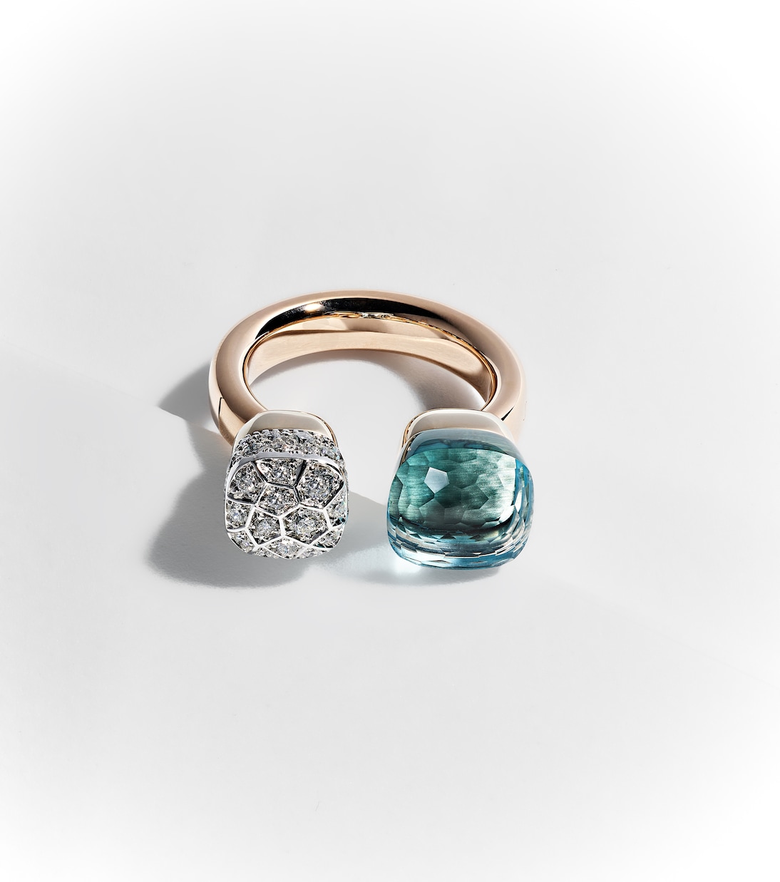 Bague Nudo en or blanc et or rose 18 ct, topaze et diamants | Pomellato