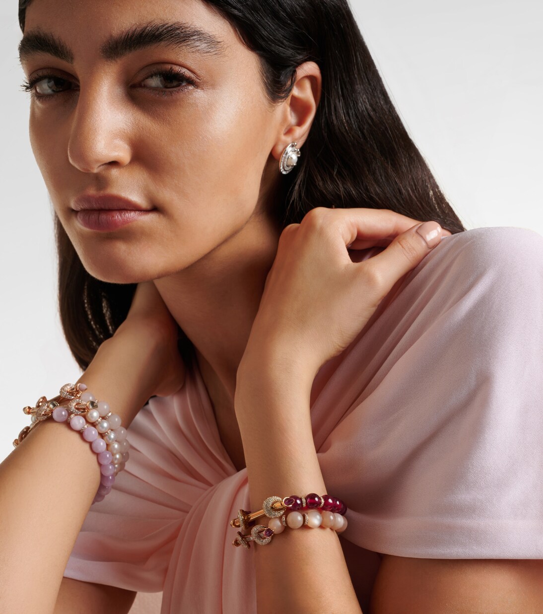 Bracciale in oro 18kt ANANYA Chakra con diamanti e rubini, design moderno per giovani trendsetter