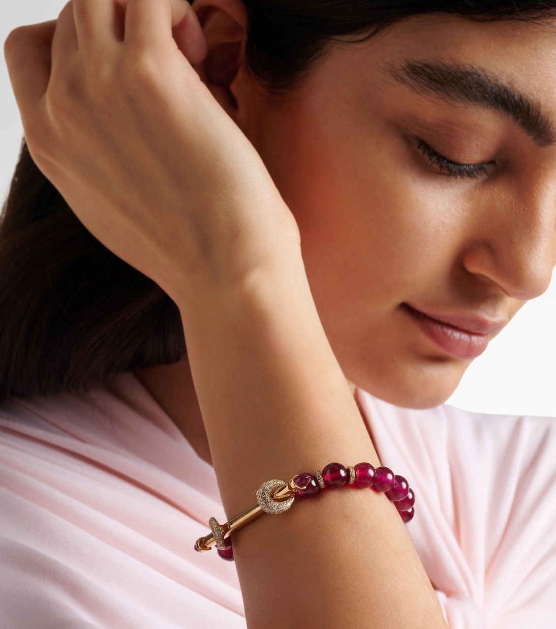 Bracciale in oro 18kt ANANYA Chakra con diamanti e rubini, design moderno per giovani trendsetter