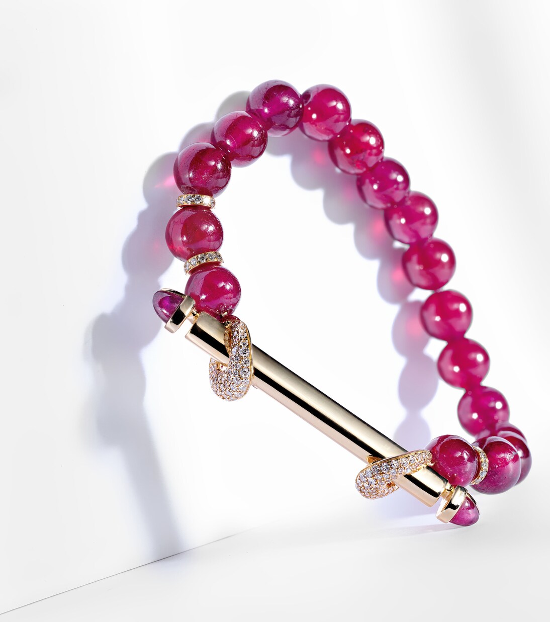 Bracciale in oro 18kt ANANYA Chakra con diamanti e rubini, design moderno per giovani trendsetter