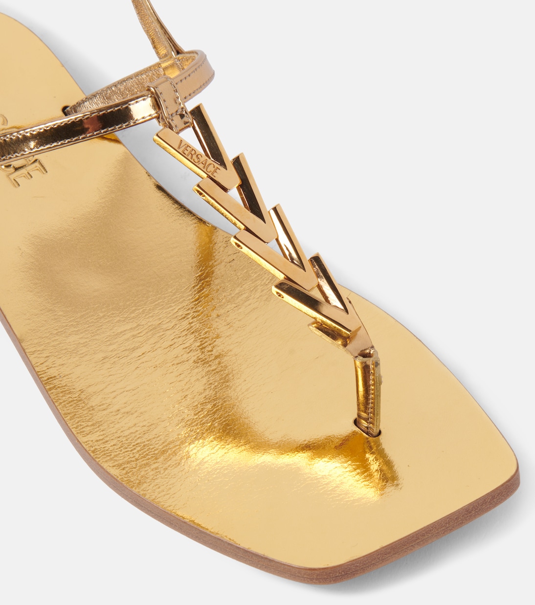 Sandali in pelle metallizzata VERSACE per un look giovane e trendy