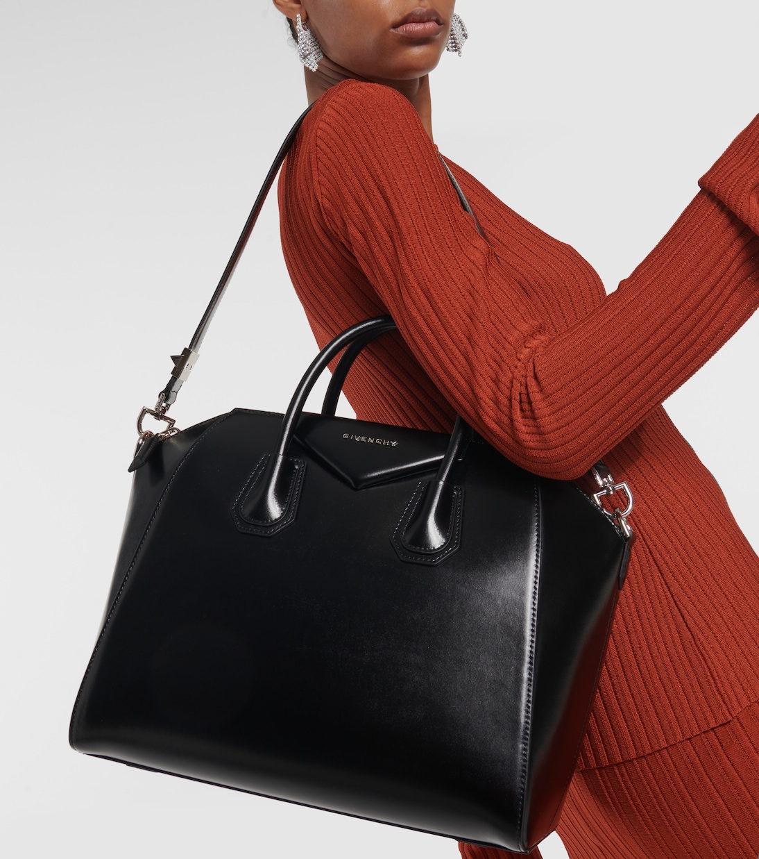 Antigona Medium leather tote in black Givenchy Mytheresa