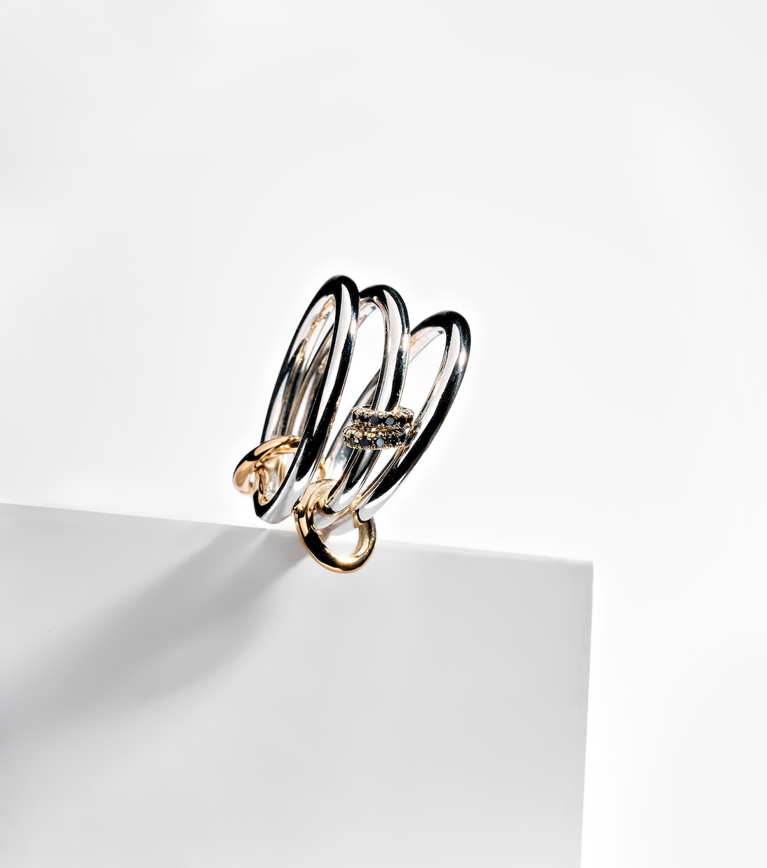 Anello Dion SG in argento sterling con diamanti neri | Spinelli Kilcollin