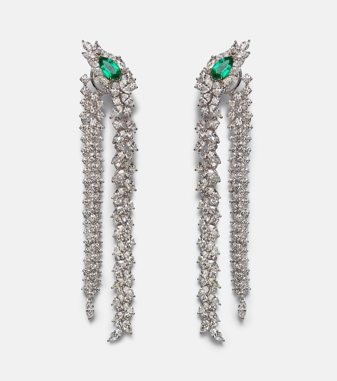 Orecchini Reign Supreme in oro bianco 18kt con diamanti e smeraldi | Yeprem