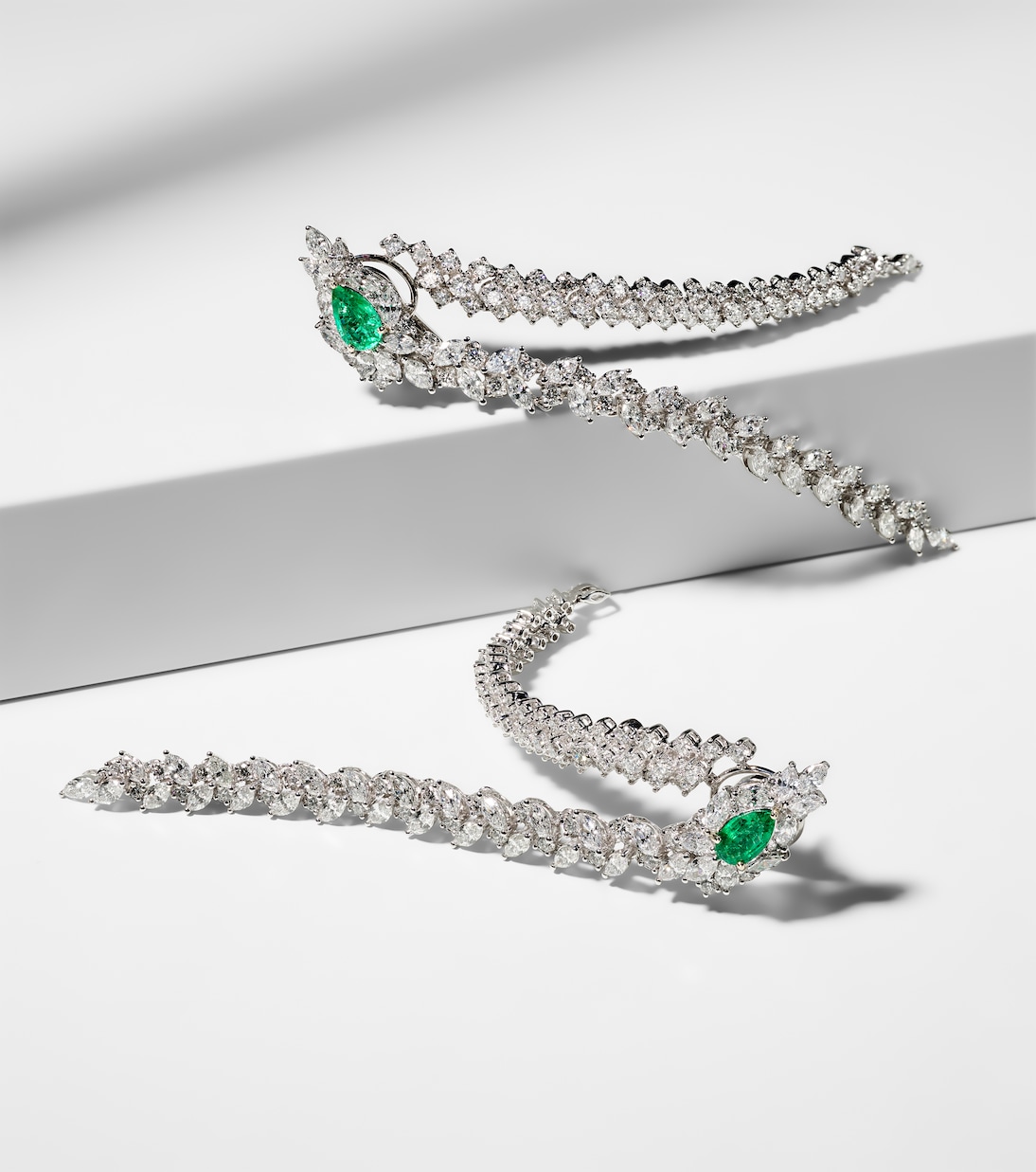 Orecchini Reign Supreme in oro bianco 18kt con diamanti e smeraldi | Yeprem