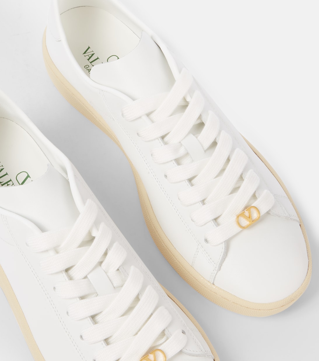 Scarpe da ginnastica in pelle Royco con logo V di Valentino Garavani per giovani trendy