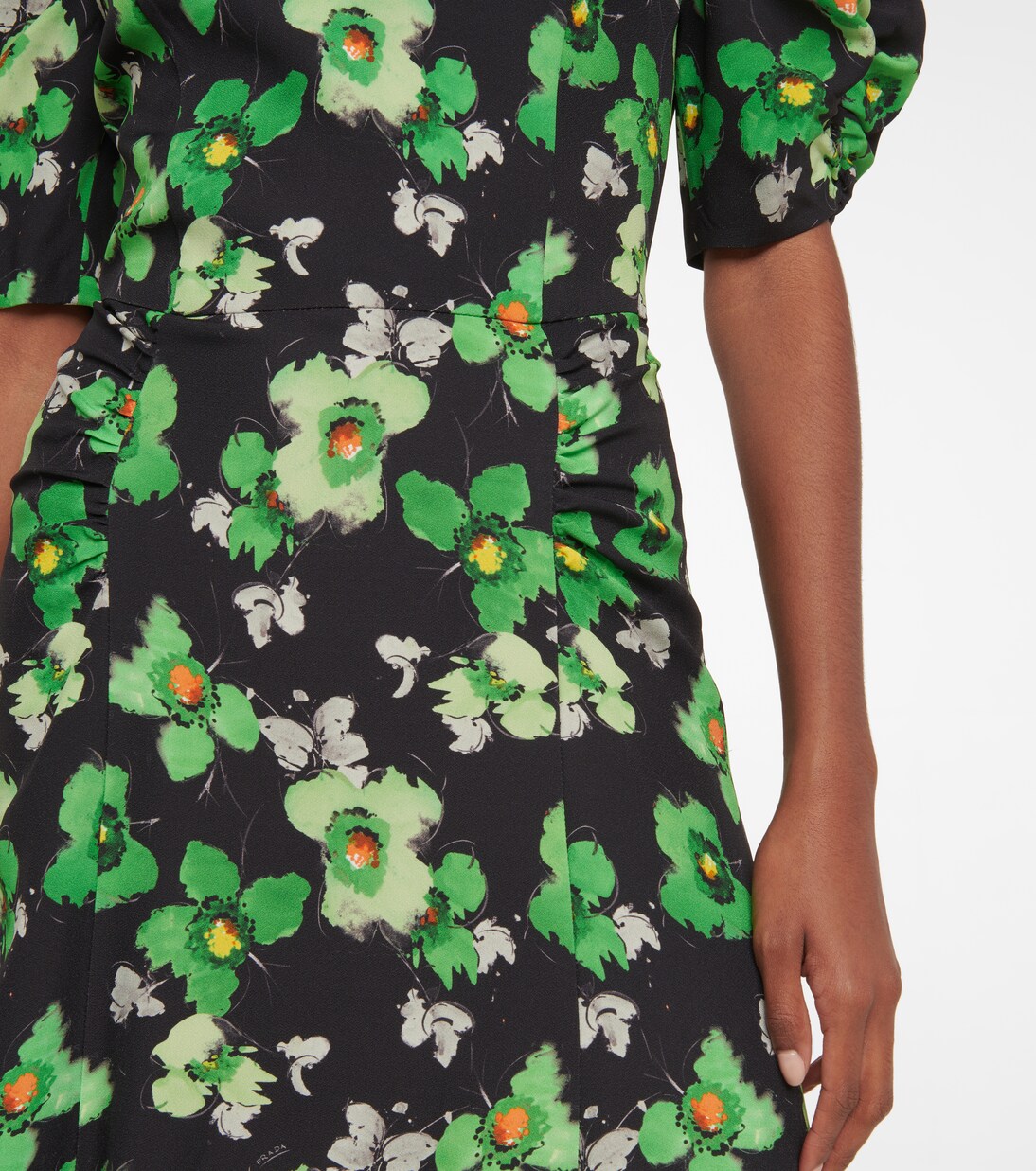 Abito Midi in Satin Fiorito Prada per Giovani Stilisti