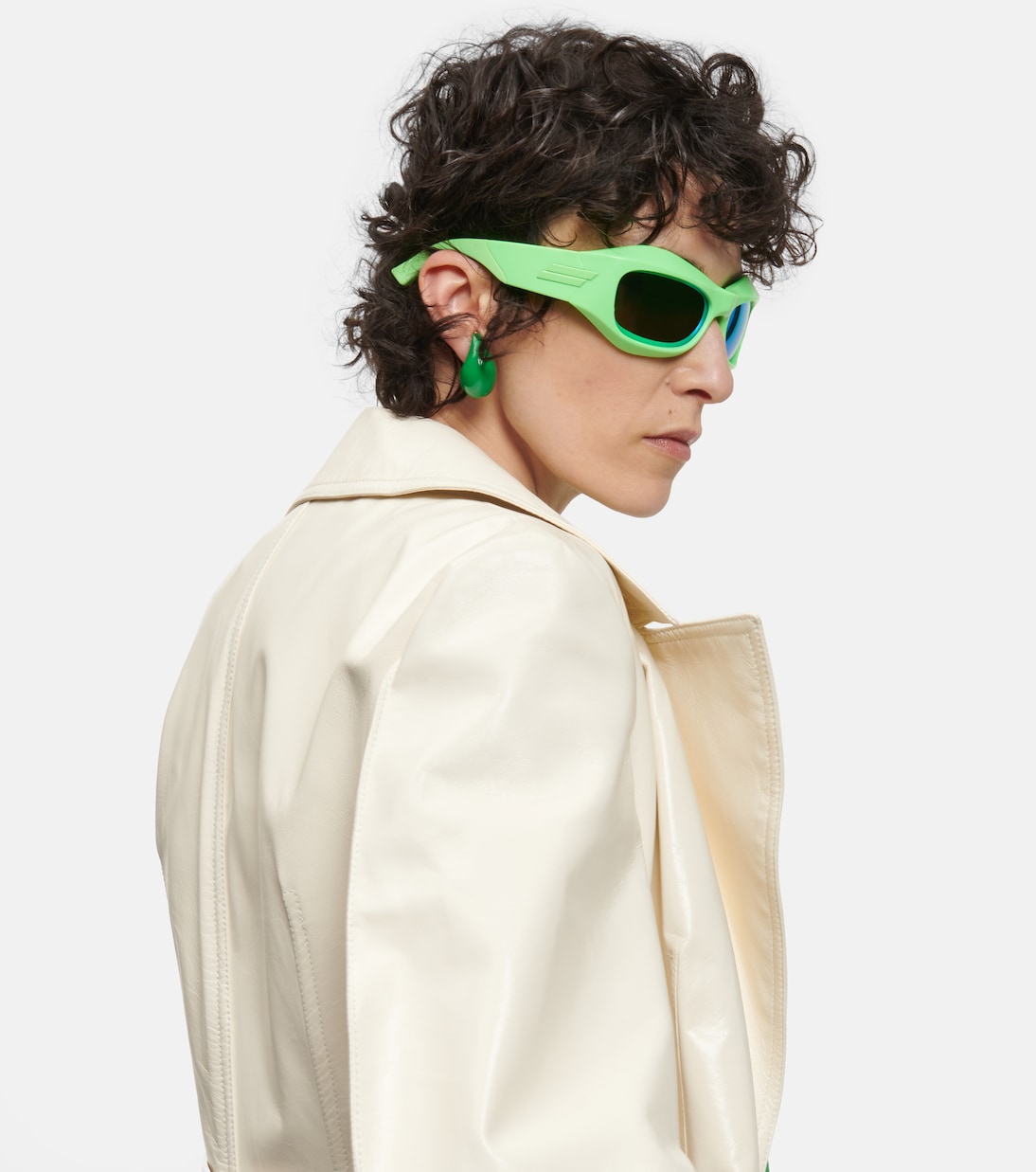 Occhiali da sole Bottega Veneta con montatura ovale specchiata per stile giovane e moderno