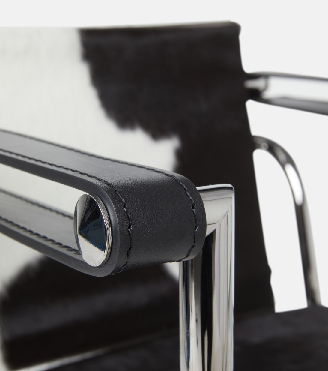 Sedia 1 Fauteuil Dossier Basculant in cavallino by Le Corbusier, Pierre Jeanneret, and Charlotte Perriand | Cassina