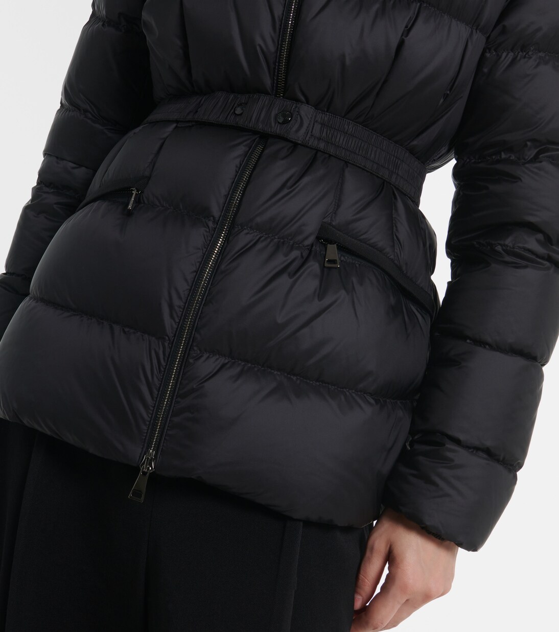 Chaqueta de Plumón Moncler con Detalles en Piel para Jóvenes Modernos
