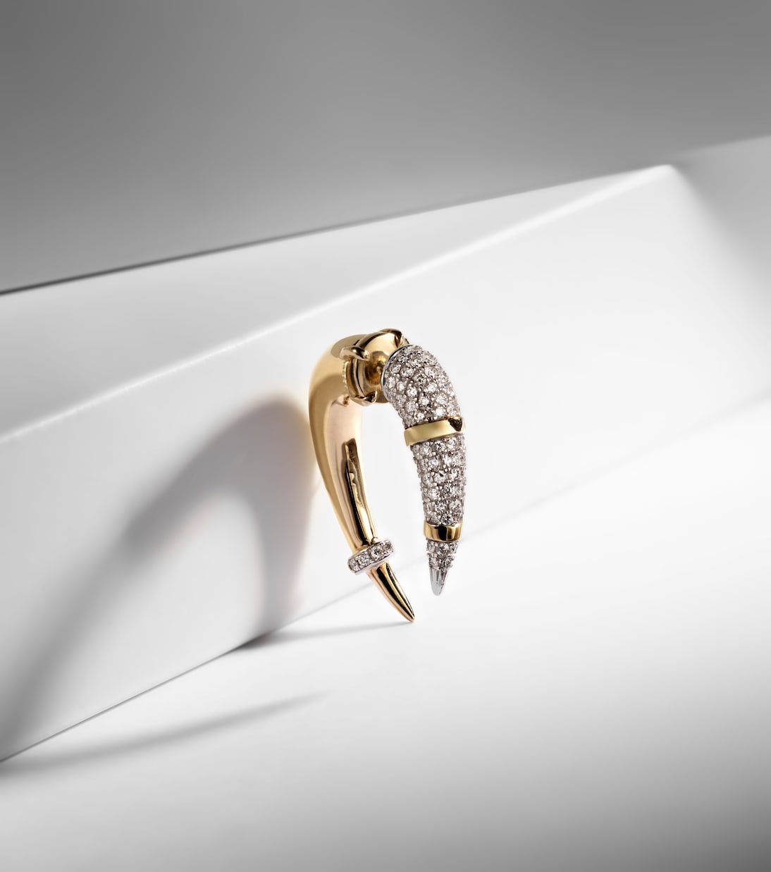 Orecchino singolo RAINBOW K Horn in oro 14kt con diamanti, stile giovane e unico