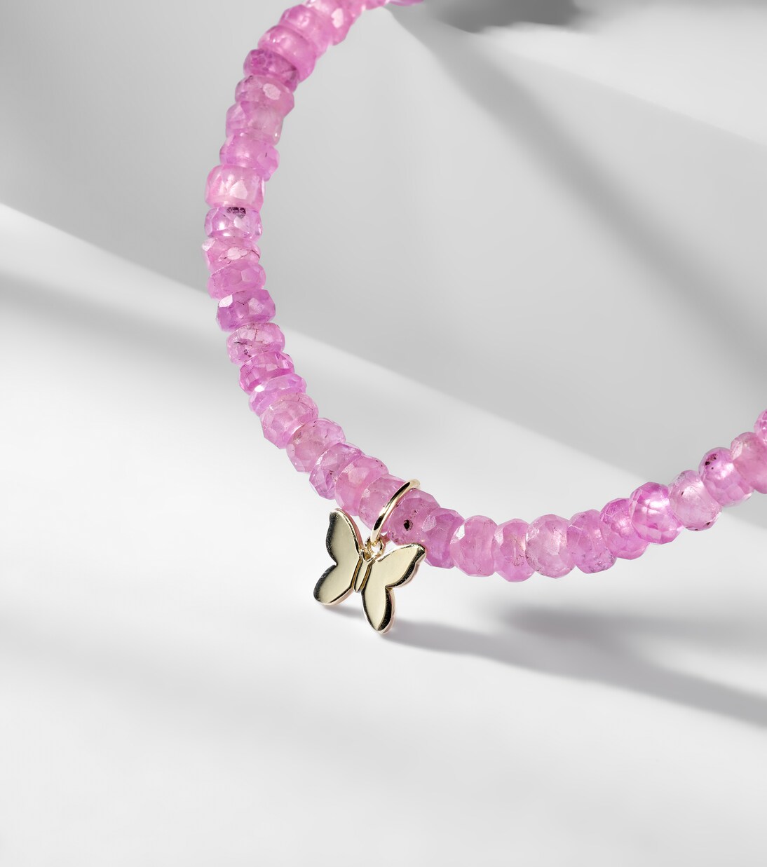 Braccialetto Giovane in Oro 14kt con Farfallina e Perline - Stile Unico per Ragazze Moderne