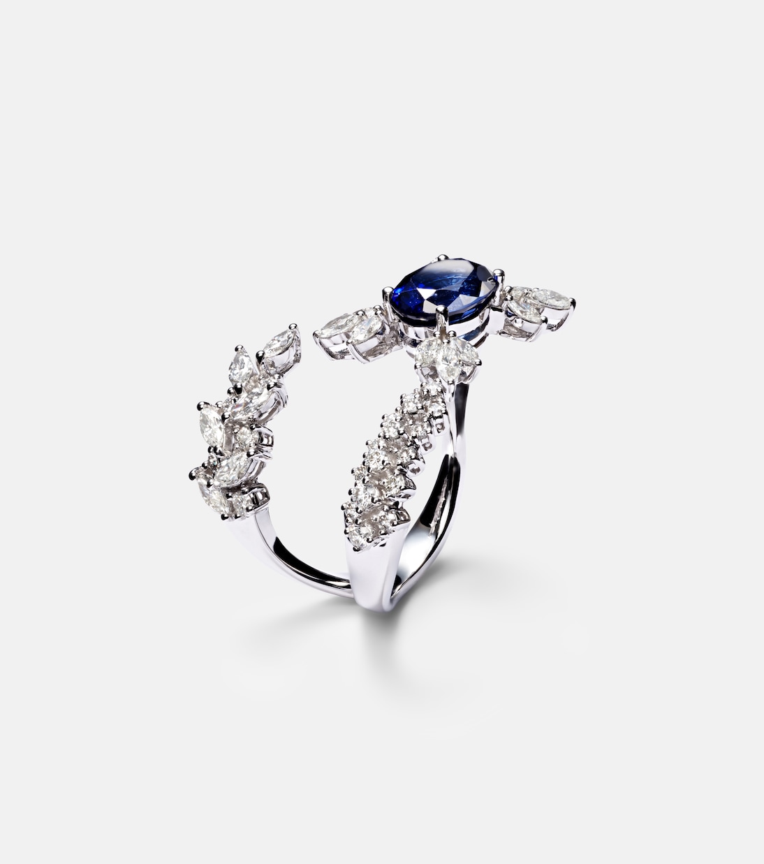 Ring Reign Supreme aus 18kt Weißgold mit Diamanten und Saphir | Yeprem