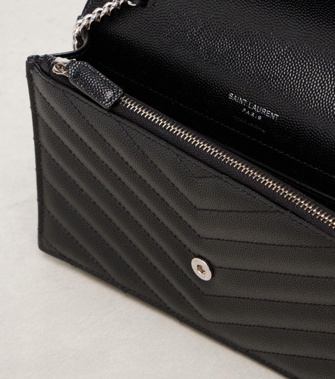 Portefeuille à chaîne Cassandre Envelope Small en cuir | Saint Laurent