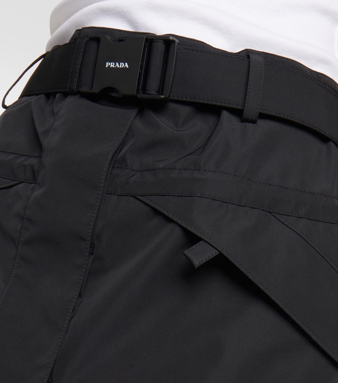 Falda Corta con Logo de Prada para Jóvenes Modernos