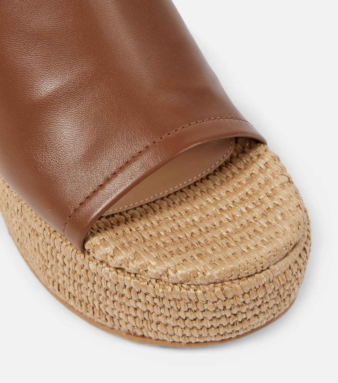 Mules compensées en cuir et raphia | Gianvito Rossi