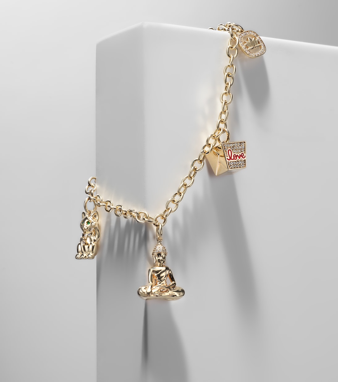 Bracciale Sydney Evan con ciondolo Joy Luck Club in oro 14kt, decorato con diamanti e smeraldi per uno stile giovane e raffinato.