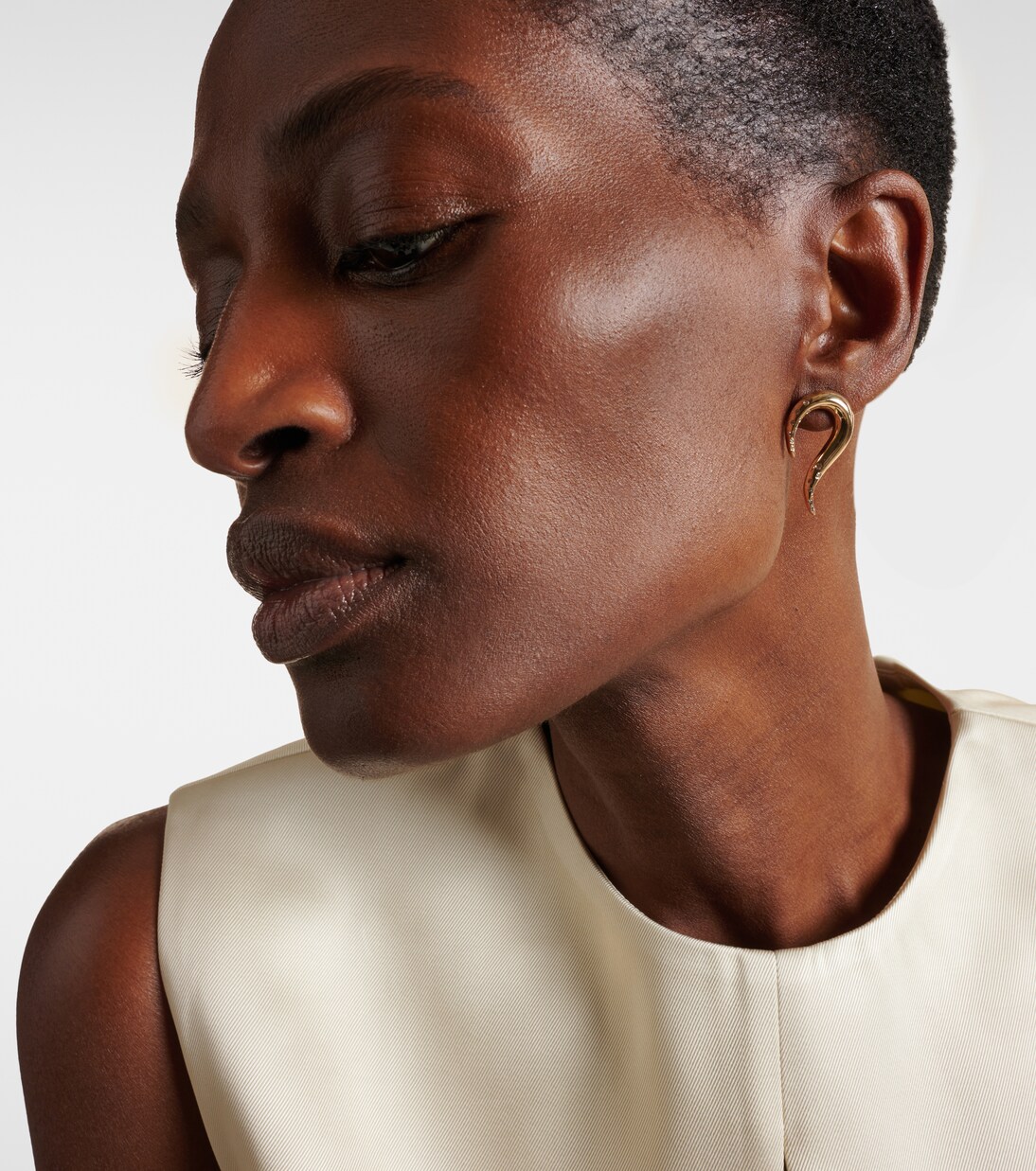Orecchini MATEO Swoosh in oro 14kt con diamanti, design giovane e raffinato