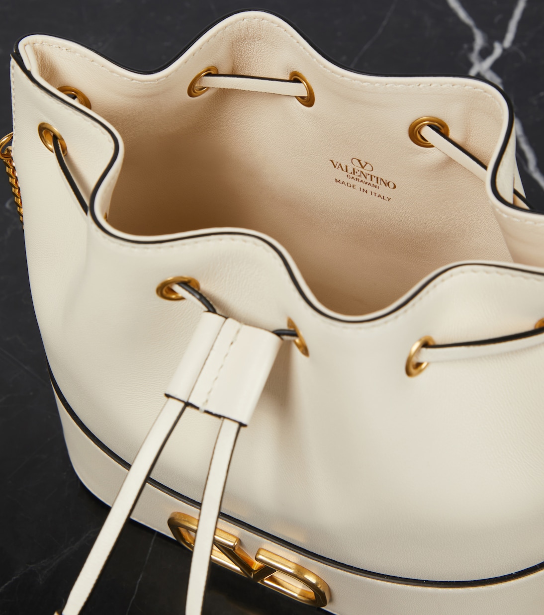 Sac seau Vlogo Signature Small en cuir | Valentino Garavani