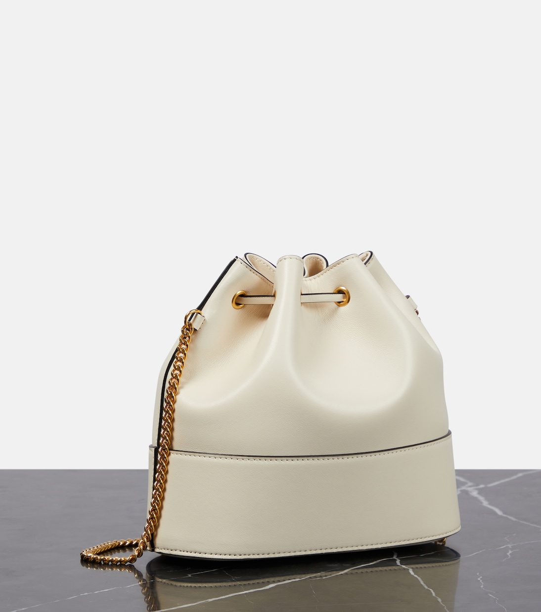 Sac seau Vlogo Signature Small en cuir | Valentino Garavani