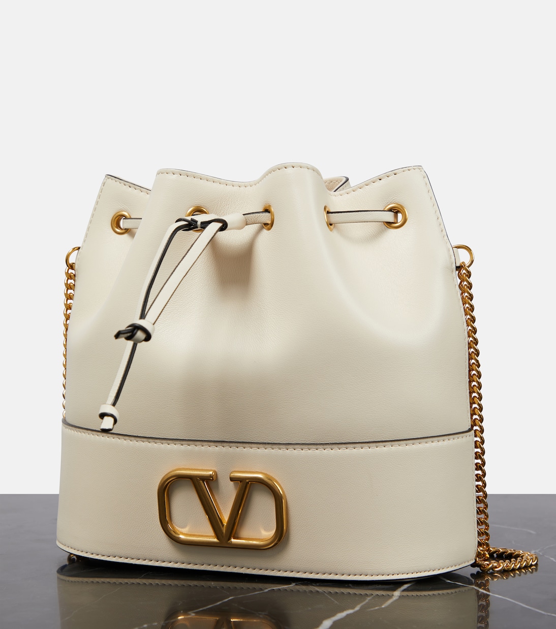 Sac seau Vlogo Signature Small en cuir | Valentino Garavani