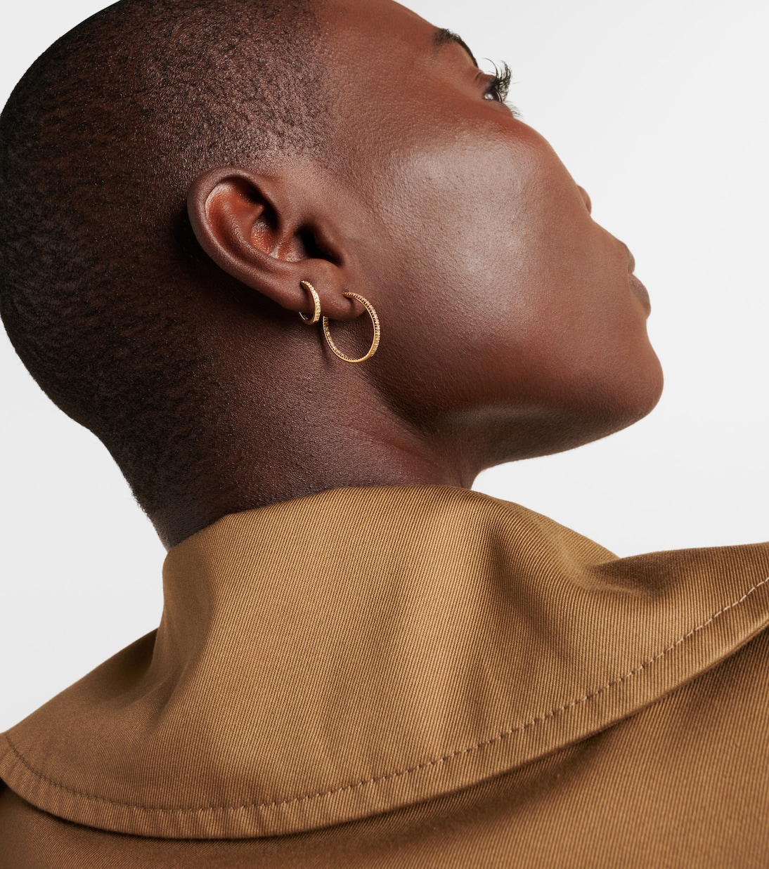 Orecchini a cerchio in oro 14kt Sydney Evan con diamanti, design moderno per giovani