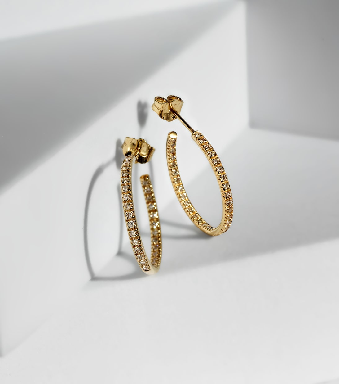 Orecchini a cerchio in oro 14kt Sydney Evan con diamanti, design moderno per giovani
