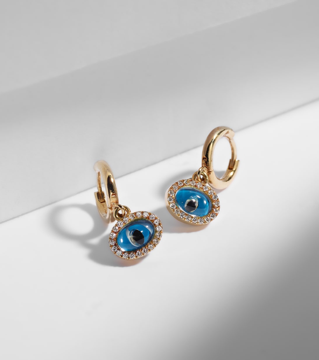 Orecchini ovali in oro 18kt con diamanti, design moderno per giovani trendsetter