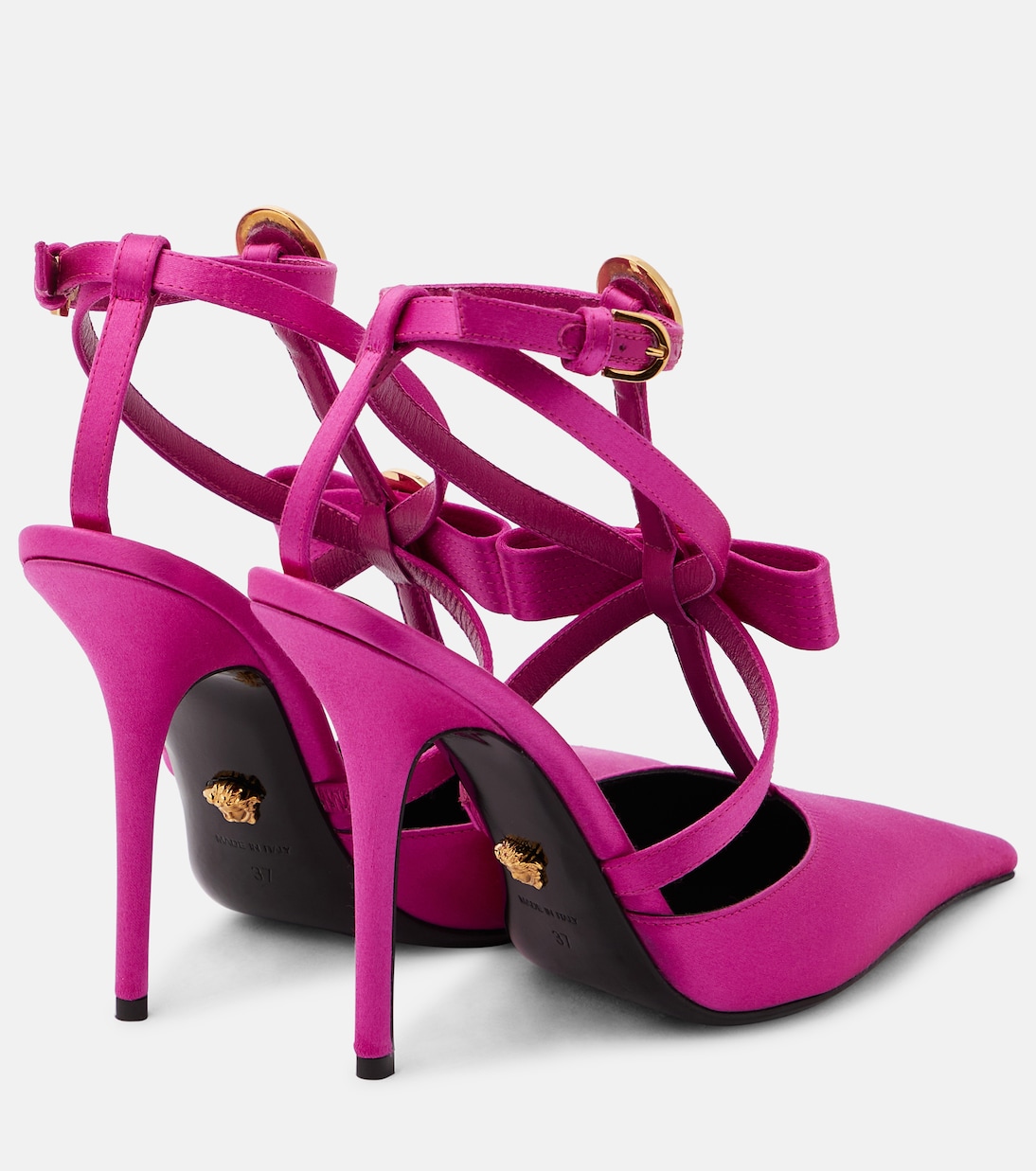Salones de satén con Gianni Ribbon | Versace