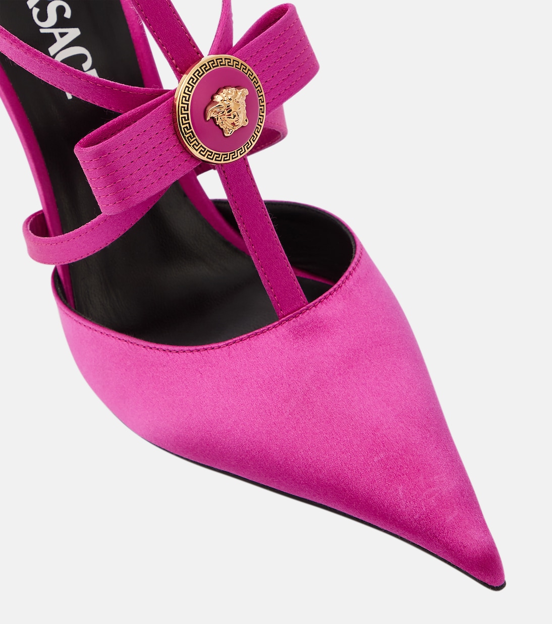 Salones de satén con Gianni Ribbon | Versace