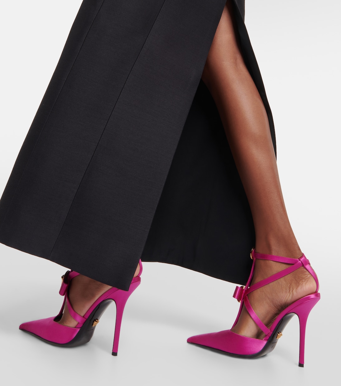 Salones de satén con Gianni Ribbon | Versace
