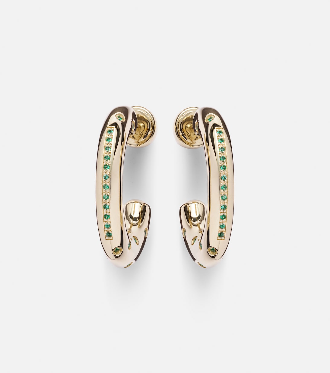 Orecchini a cerchio in oro 14kt con smeraldi di Peggy by Lauren Rubinski, design giovanile e chic