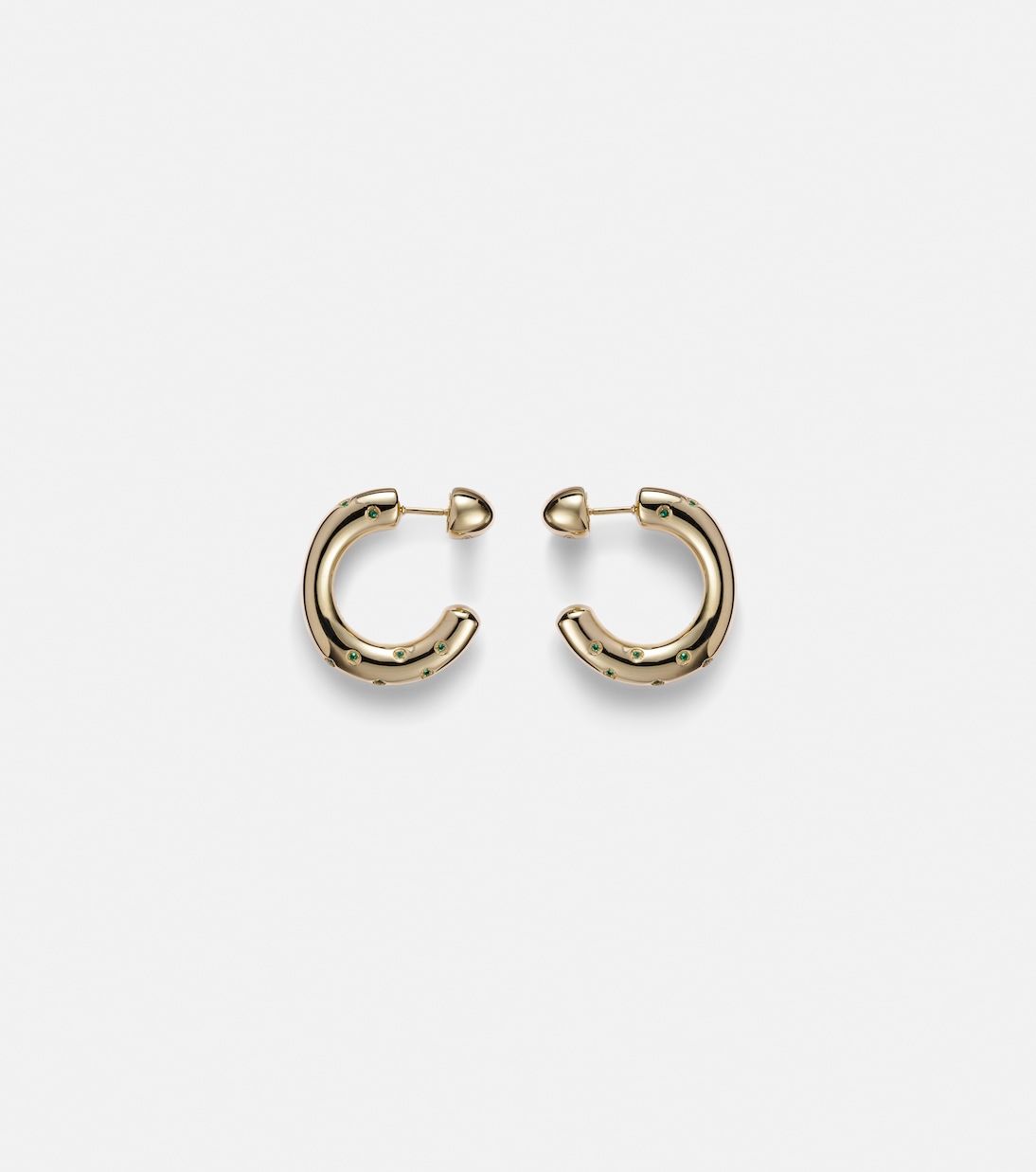 Orecchini a cerchio in oro 14kt con smeraldi di Peggy by Lauren Rubinski, design giovanile e chic