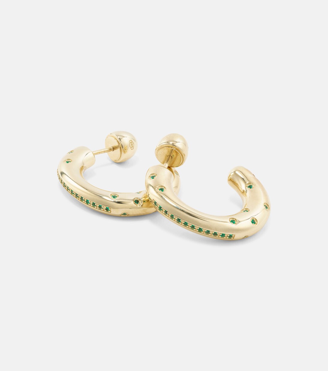 Orecchini a cerchio in oro 14kt con smeraldi di Peggy by Lauren Rubinski, design giovanile e chic
