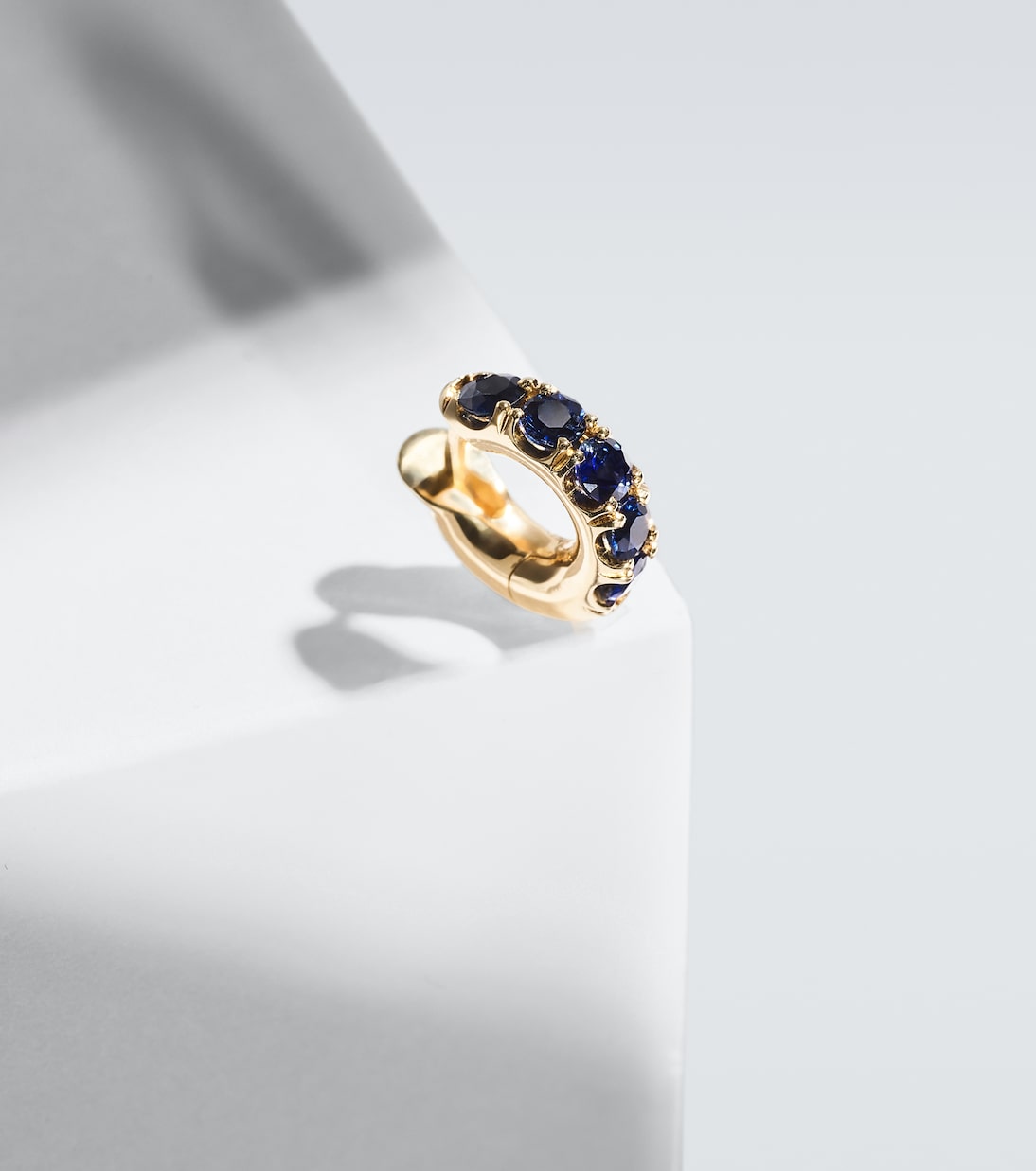 Orecchino singolo Macro Mini in oro 18kt con zaffiri | Spinelli Kilcollin
