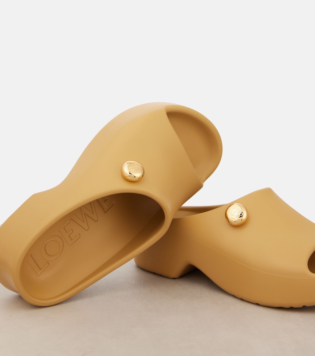 Anagram platform slides | Loewe