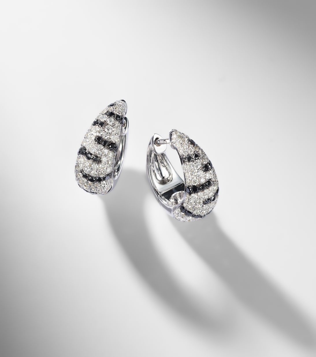 Zèbre 18kt white gold hoop earrings with diamonds | Yvonne Léon