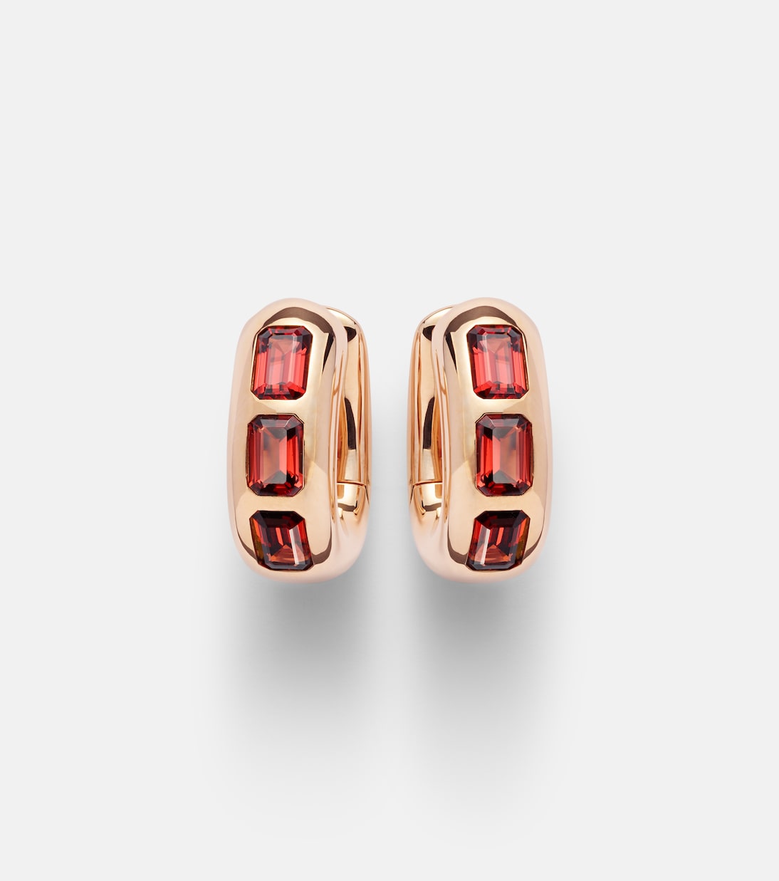 Orecchini Iconica Pomellato in oro rosa 18kt con granati piropo, gioielli chic per giovani trendy
